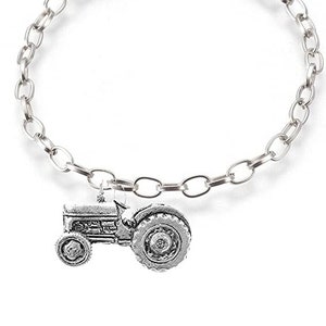 Op de afbeelding: Een zilveren armband met een zilveren tractorbedel. De armband is gemaakt van een kettingstijl.
