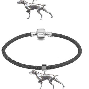 Può includere: Un braccialetto in pelle nera con un ciondolo d'argento a forma di Bracco tedesco a pelo corto. Il ciondolo è attaccato al braccialetto con una perla d'argento.