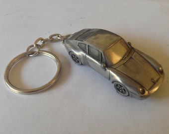 classic German sports car 911 circa 1993 type 993 ref194 car keyring  or pin badge classic car