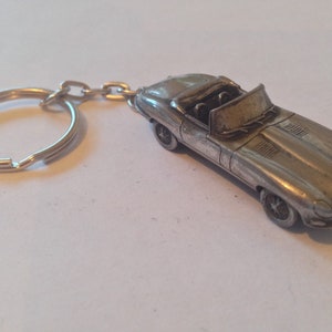 Sports Car convertible E Type Series 1  Roadster ref102  car keyring  or pin badge classic car