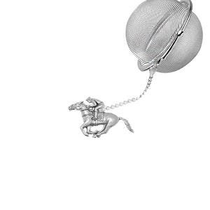 Peut inclure: Infuseur à thé en argent avec une boule en maille et une chaîne attachée à une petite figurine de cheval et de cavalier.