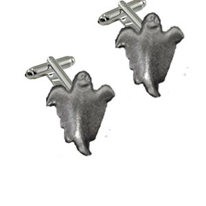Könnte beinhalten: Ein Paar silberne Manschettenknöpfe mit einem Geistermotiv. Der Geist ist in einer fliegenden Pose mit einem freundlichen Ausdruck dargestellt.