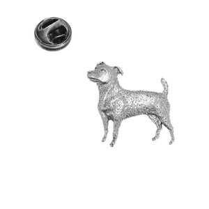 Op de afbeelding: Een zilverkleurige revers speld met een Jack Russell Terriër.