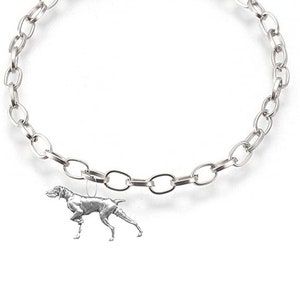 Puede incluir: Un brazalete de cadena de plata con un dije de plata de un Braco Alemán de Pelo Corto.