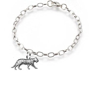 Puede incluir: Pulsera de cadena plateada con un dije detallado de un tigre. El dije del tigre está en una pose de caminar, mostrando sus rayas. La pulsera tiene un cierre de mosquetón y está sobre un fondo blanco.