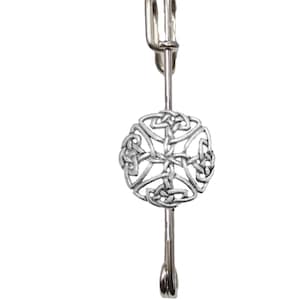 Pode incluir: Broche de nó celta de prata com um design circular. A broche tem um fecho de pino e trava.