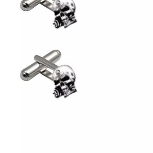 Peut inclure: Une paire de boutons de manchette en argent avec un motif de crâne portant un masque à gaz.