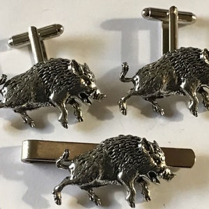 Jabalí hecho de fino brazalete de peltre inglés o diapositiva de corbata o el conjunto o el pin de palo codea68