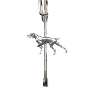 Op de afbeelding: Een zilverkleurige broche met een gedetailleerd ontwerp van een Duitse Korthaar. De broche is bevestigd aan een veiligheidsspeld.