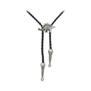 Può includere: Un cravattino bolo intrecciato nero con un pendente in argento a forma di stegosauro e punte in argento.