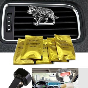 Puede incluir: Un juego de cuatro ambientadores de coche en bolsas de papel de aluminio dorado con diferentes aromas: melocotón, lavanda, limón y floral. Las bolsas están etiquetadas en chino e inglés. Se muestran dos clips de ventilación de coche de plástico negro, uno con una vista de cerca y el otro en un coche.