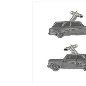 Könnte beinhalten: Ein Paar silberfarbene Manschettenknöpfe mit einem klassischen Kombi-Design. Die Manschettenknöpfe haben eine detaillierte Autosilhouette mit einem silbernen Stab zur Befestigung. Vintage-Stil.