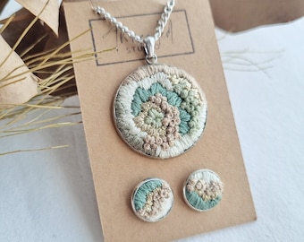 Forêt / Abstract embroidered pendant and stud earrings set