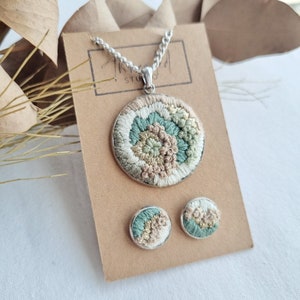 Forêt / Abstract embroidered pendant and stud earrings set