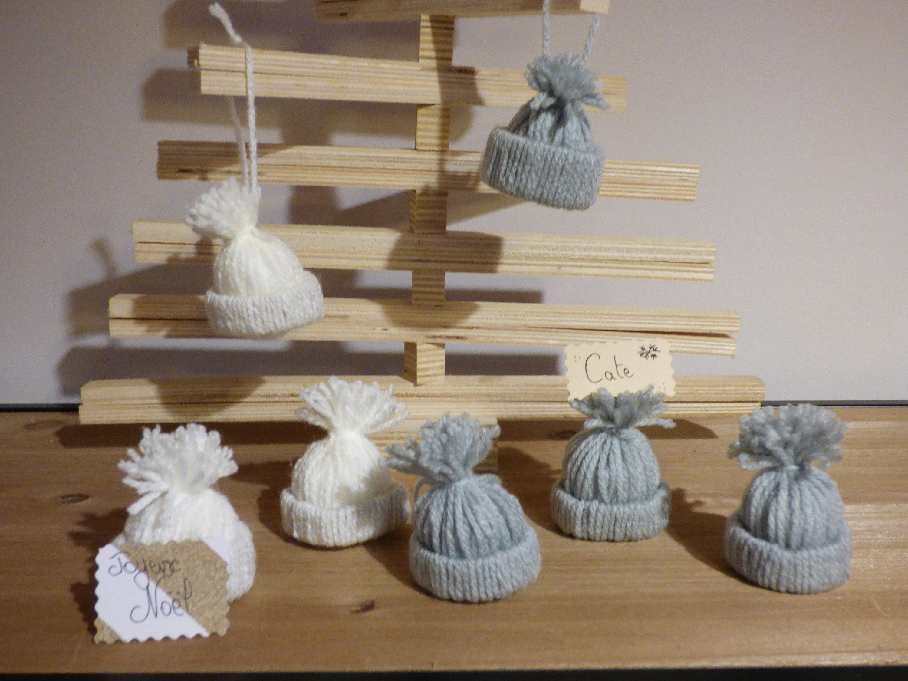 Petit Bonnet à Suspendre ou Porte Nom