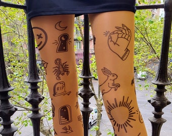 Strumpfhose mit Old School-Tattoo, Gemusterter Strumpf mit trendigem Tattoo-Print auf dem gesamten Strumpf, Damenstrumpf im Old-School-Stil.