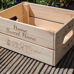 パーソナライズされた木製の木箱 - 「Home Sweet Home」デザインのカスタム彫刻収納ボックス - 自宅や庭への素朴なギフト。