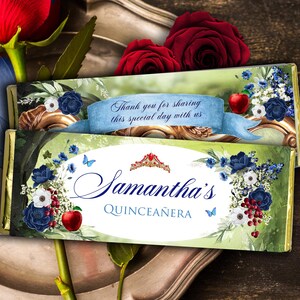 Könnte beinhalten: Zwei dekorative Schokoriegelverpackungen mit Blumen- und Schmetterlingsmotiven. Eine Verpackung hat den Text "Thank you for sharing this special day with us" auf einem blauen Banner. Die andere Verpackung sagt "Samantha's Quinceañera".