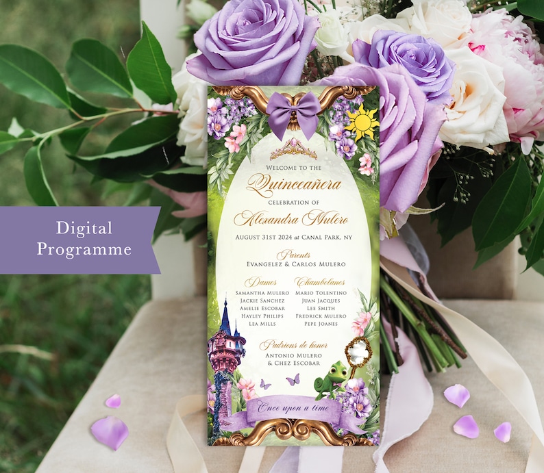 Op de afbeelding: Een digitaal programma voor een Quincea&ntilde;era-viering voor Alexandra Mulero. Het programma heeft een groene en gouden rand met een bloemenontwerp en een cartoonafbeelding van Rapunzels toren. De tekst "Welkom bij de Quincea&ntilde;era Celebration of Alexandra Mulero" staat bovenaan het programma. Het programma vermeldt de namen van de ouders, de "Dames" en "Chambelanes" in de bruiloftsstoet, en de "Padrinos de honor".