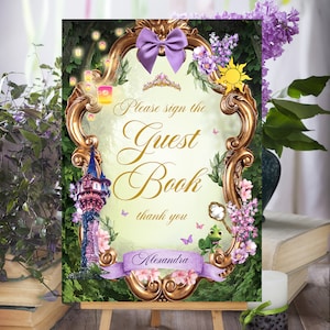 Op de afbeelding: Een paars en gouden gastenboekbord met een bloemenontwerp en een cartoonafbeelding van Rapunzels toren. Het bord zegt "Graag tekenen in het gastenboek bedankt Alexandra".