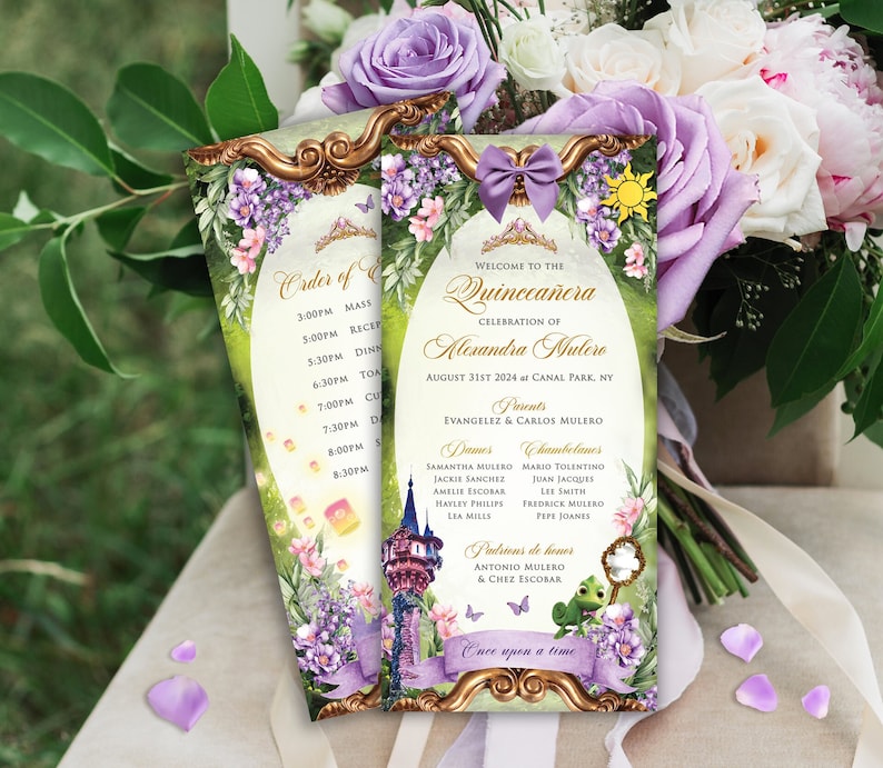 Op de afbeelding: Een Quincea&ntilde;era-uitnodiging met een groen en paars bloemenontwerp. De uitnodiging toont een kasteel, een kikker en een zon. De tekst op de uitnodiging luidt "Welkom bij de Quincea&ntilde;era-viering van Alexandra Mulero op 31 augustus 2024 in Canal Park, NY".