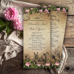 Puede incluir: Programa de boda para Alexandra Jones y Robert Spencer, con fecha del 31 de agosto de 2023. El diseño incluye un reloj vintage, rosas rosas e ilustraciones de Alicia en el país de las maravillas. El programa detalla los invitados y el orden de la ceremonia.