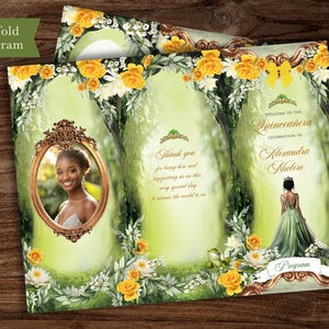 Puede incluir: Un programa tríptico para una celebración de Quinceañera. El programa presenta una foto de una mujer en un marco dorado adornado y una mujer con un vestido verde. El diseño incluye rosas amarillas, flores blancas y follaje verde.