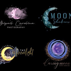 Puede incluir: Cuatro logotipos con lunas crecientes y elementos celestiales. Los logotipos incluyen texto como "Abigail Carolina Photography", "Moon Shadows", "The Moonlight" y "Caring Moon Birth Service". Cada logotipo tiene un dise&ntilde;o &uacute;nico con efectos de acuarela y purpurina.