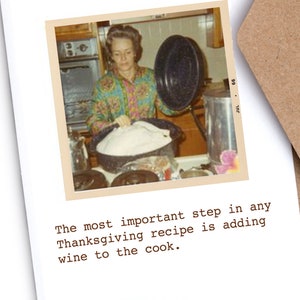 Cartão retro da acção de graças | Engraçado | Irreverente | “O passo mais importante em qualquer receita de Ação de Graças é adicionar vinho ao cozinheiro”