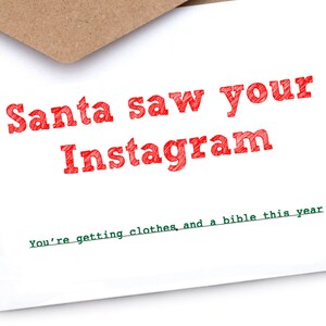 Carte de Noël | Drôle | Irrévérencieux | « Santa a vu votre Instagram... Vous obtenez des vêtements et une bible cette année »