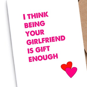 Valentine’s Day Card de Girlfriend | C’est drôle | Irrévérenciant | « Je pense qu’être ta petite amie est assez cadeau »