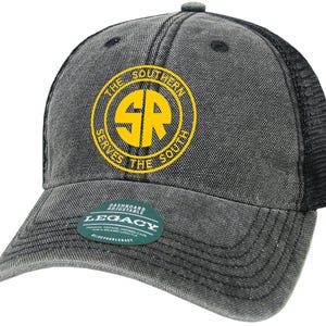 Peut inclure: Casquette de camionneur noire et grise avec un logo brodé jaune qui dit "The Southern Serves The South" avec un cercle autour du texte et les lettres "SR" au centre.