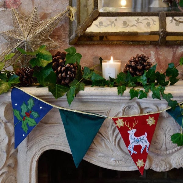 Bruant de Noël traditionnel. De beaux tissus avec des embellissements, des paillettes et des galons dorés prononcés dans un sac personnalisé. Objet de famille