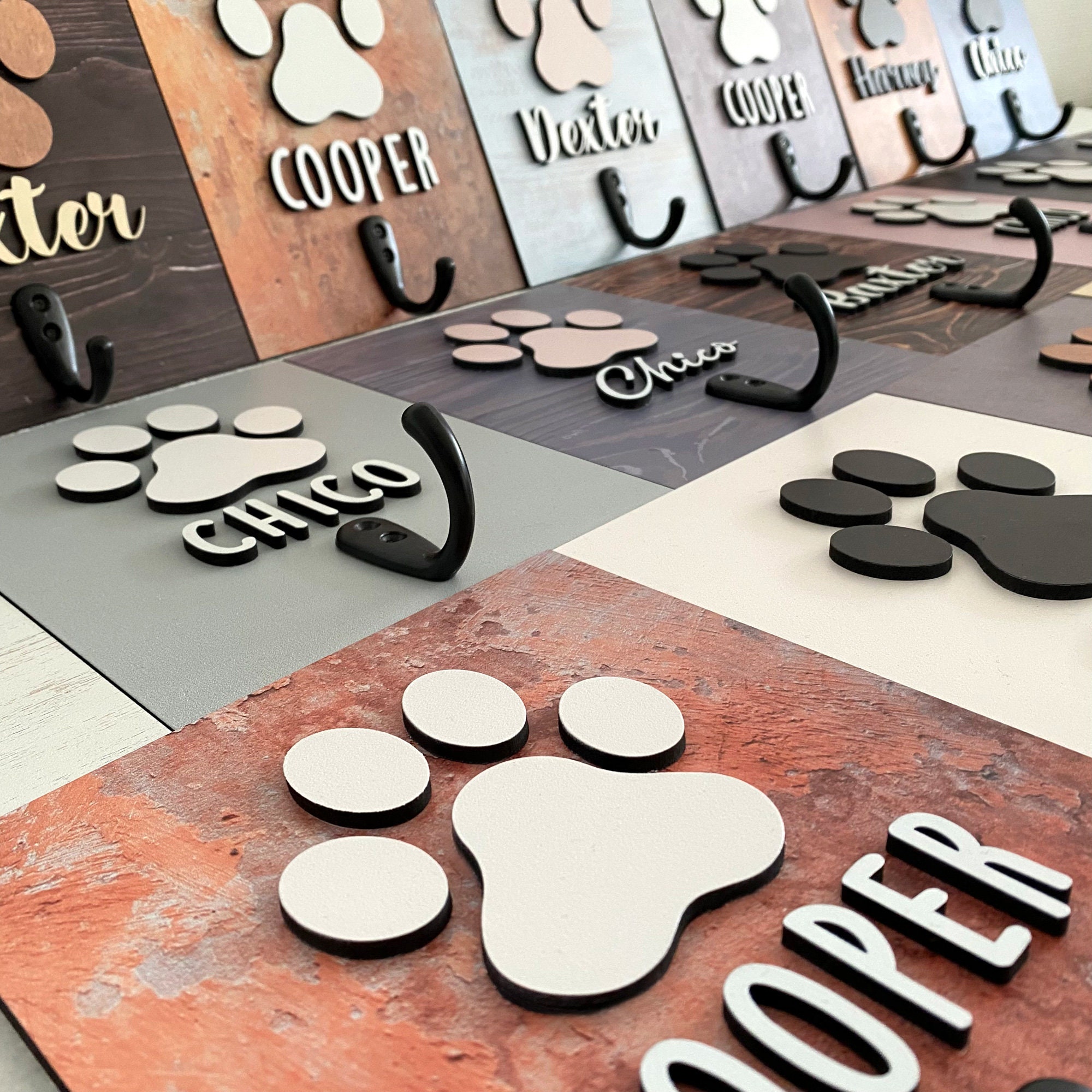 Supporto per guinzaglio in legno personalizzato per cani, cartello per cani, gancio per guinzaglio, supporto per collare, gancio per guinzaglio, nome in rilievo, cartello con zampa, regalo per cuccioli, ingresso, decorazione per anticamera LH