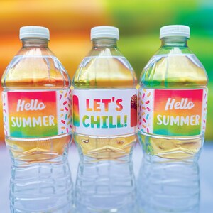 Może przedstawiać: Trzy przezroczyste plastikowe butelki z wodą z kolorowymi etykietami. Etykiety mają tęczowe tło z białym tekstem. Etykiety brzmią "Hello Summer", "Let's Chill!" i "Hello Summer".
