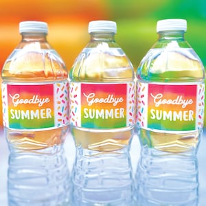 Może przedstawiać: Trzy przezroczyste plastikowe butelki z wodą z kolorowymi etykietami z napisem "Goodbye Summer".