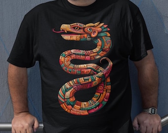 Puede incluir: Camiseta negra con un diseño de serpiente colorido. La serpiente está ilustrada con patrones detallados en tonos naranja, rojo, verde y azul. La camiseta tiene el texto "Ixachiart Love For Our Roots" en la esquina superior izquierda.