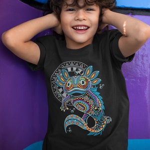 Camiseta con arte colorido de axolotl para niños: ropa inspirada en la cultura mexicana