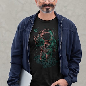 Retro Astronaut Graphic Tee Vintage Style Men&#39;s Boho Chic Father&#39;s Day Gift