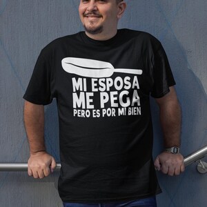 Mi Esposa Me Pega Shirt, Spanish Humor Frying Pan Men's Graphic Tee
