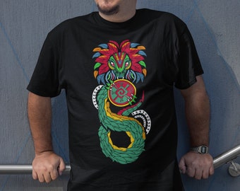 Puede incluir: Camiseta negra con una ilustración detallada de una serpiente en colores vibrantes. La serpiente, que sostiene un objeto circular, presenta tonos verdes, rojos, amarillos y azules. El diseño está centrado en la camiseta.