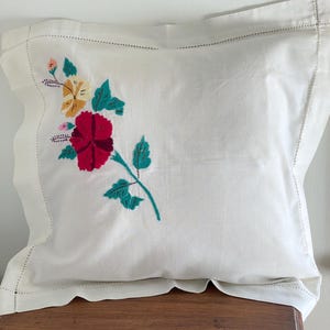Vintage 50er Jahre Hand bestickt Floral dekorativer Kissenbezug | Landhaus französisches Dekor | Valentinstag Geschenk | 100% weiche Satin-Baumwolle | 45 cm x 45 cm