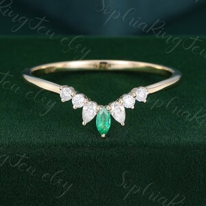 Anillo de boda único de moissanita de corte marquesa, anillo de boda de oro amarillo curvo con diamantes y esmeralda natural, regalo de novia único para mujer