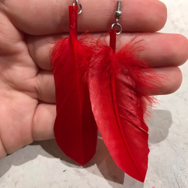 Rote Feder Hawks Ohrringe