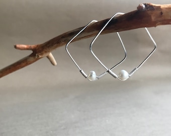 Geometric pearl and silver hoop earrings. Minimalist and modern style. Handmade and sustainable.