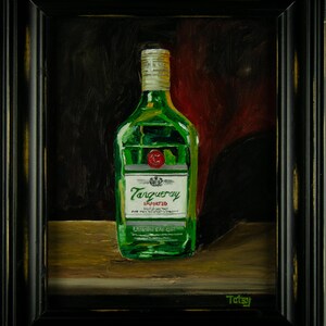 K&ouml;nnte beinhalten: Gerahmtes Gem&auml;lde einer gr&uuml;nen Tanqueray Gin-Flasche mit wei&szlig;em Etikett. Die Flasche ist auf einer Holzoberfl&auml;che vor dunklem Hintergrund zentriert. Auf dem Etikett steht "Tanqueray Imported London Dry Gin". Das Gem&auml;lde ist mit "Totsy" signiert.