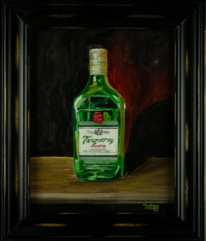 K&ouml;nnte beinhalten: Gerahmtes Gem&auml;lde einer gr&uuml;nen Tanqueray Gin-Flasche mit wei&szlig;em Etikett. Die Flasche ist auf einer Holzoberfl&auml;che vor dunklem Hintergrund zentriert. Auf dem Etikett steht "Tanqueray Imported London Dry Gin". Das Gem&auml;lde ist mit "Totsy" signiert.