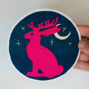 Mythischer magischer Jackalope in einem Crescent Moon Night Sky Patch