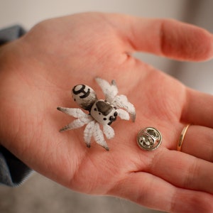 Cute spider pin, jumping spider brooch, realistic figurine, miniature poseable ornament, creepy gift, cute kawaii monster, made to order imagen 9