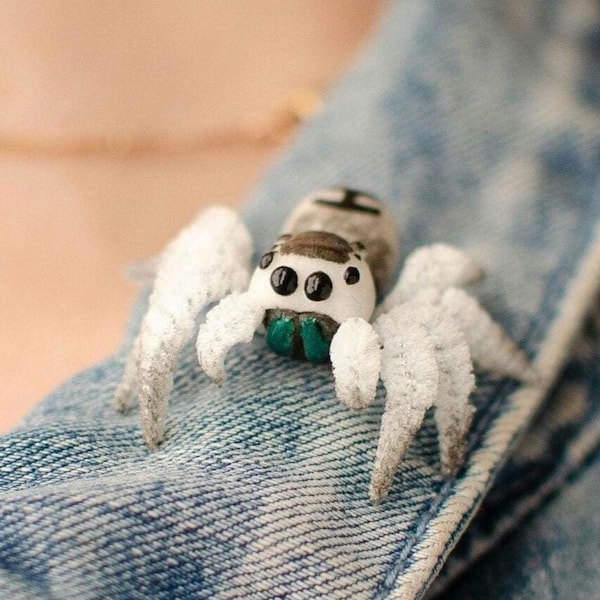 Broche de araña saltarina articulada hecha a mano: Pin de insecto miniatura realista